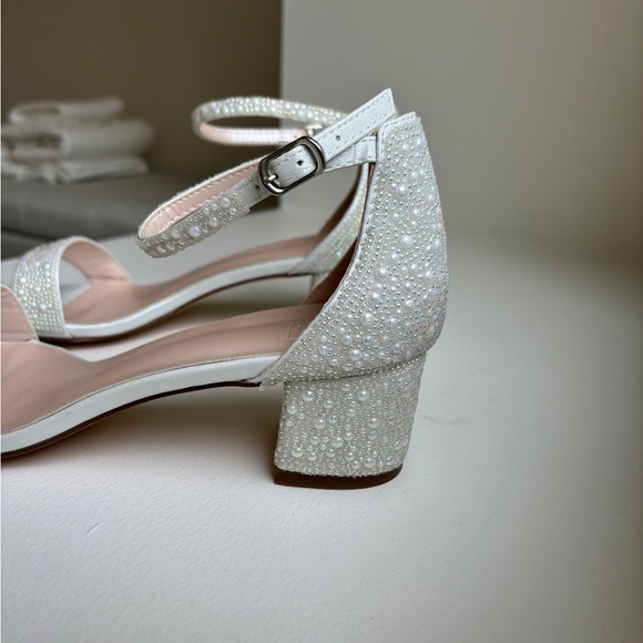 Elegant White Block Heel Sandals - Picture 4 of 4